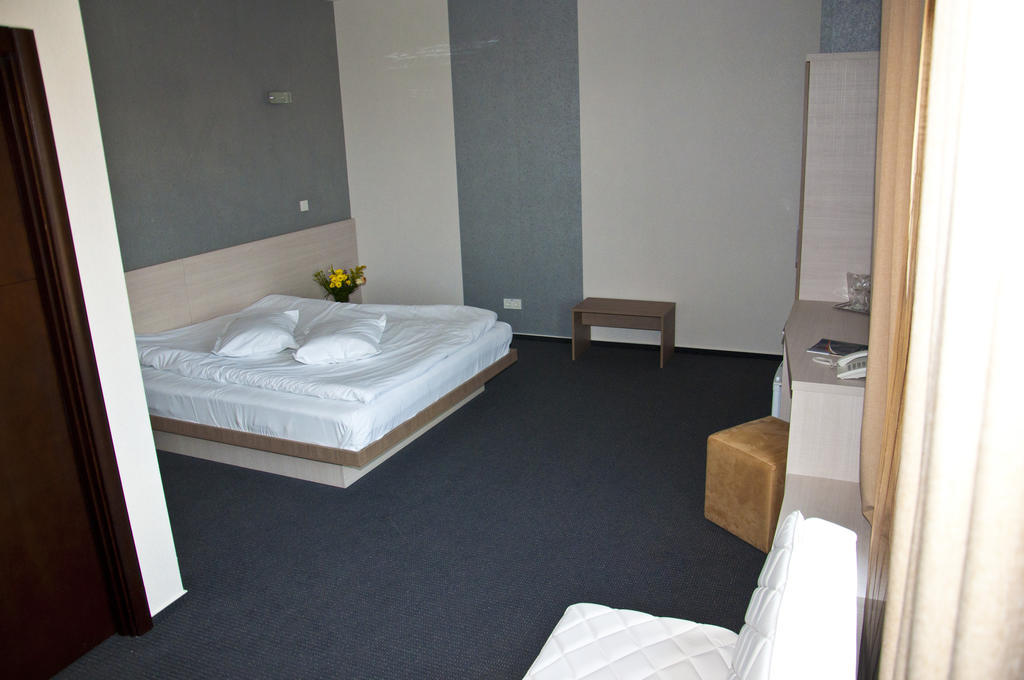 Albert Hotel Плоєшті Екстер'єр фото