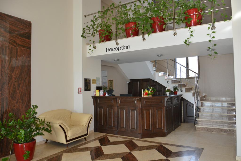 Albert Hotel Плоєшті Екстер'єр фото